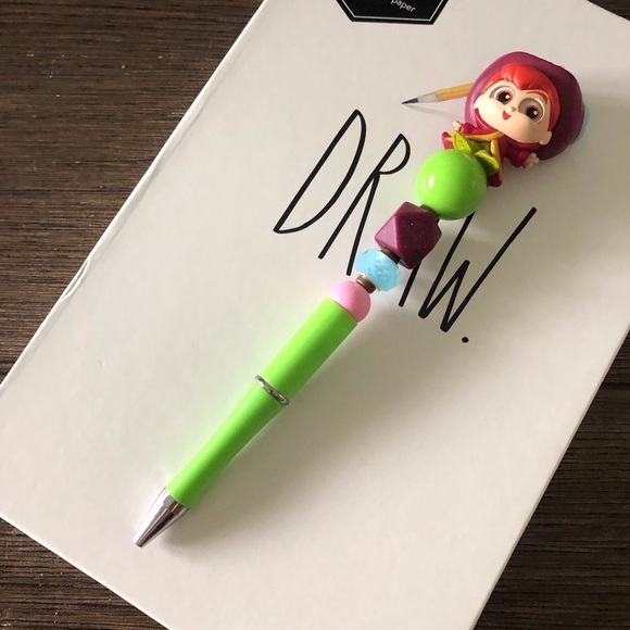 Disney Doorables: Peter Pan: Peter Pan handmade beaded pen - Picture 2 of 3